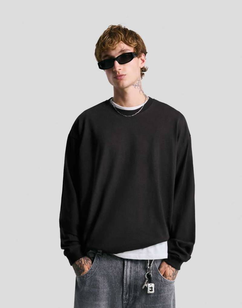 Bershka - Langärmliges, kastiges T-Shirt in Schwarz Bershka - Langärmliges, kastiges T-Shirt in Schwarz von Bershka