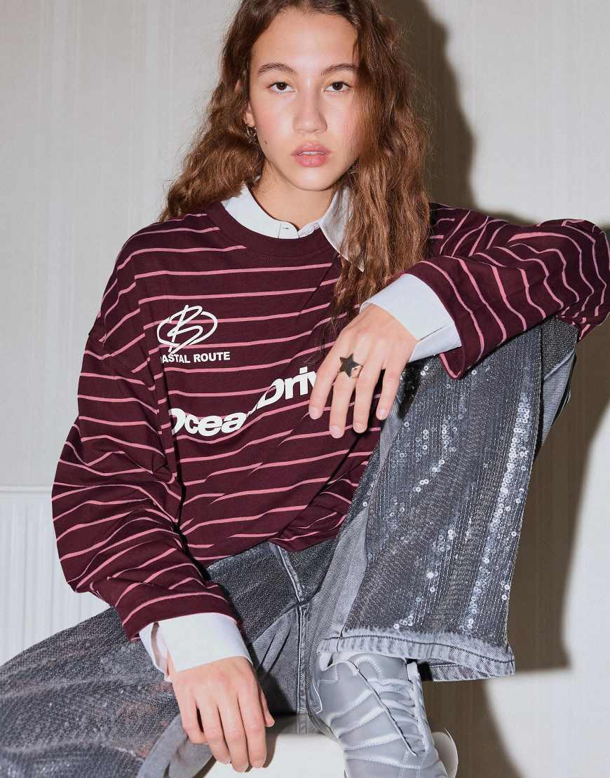 Bershka - Langärmliges Oversize-T-Shirt in Burgunderrot mit Print von Bershka