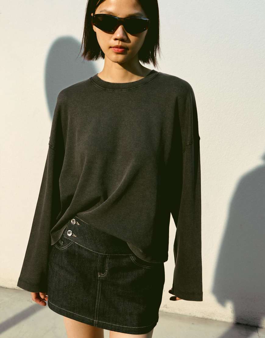 Bershka - Langärmliges Shirt in Grau mit Print von Bershka