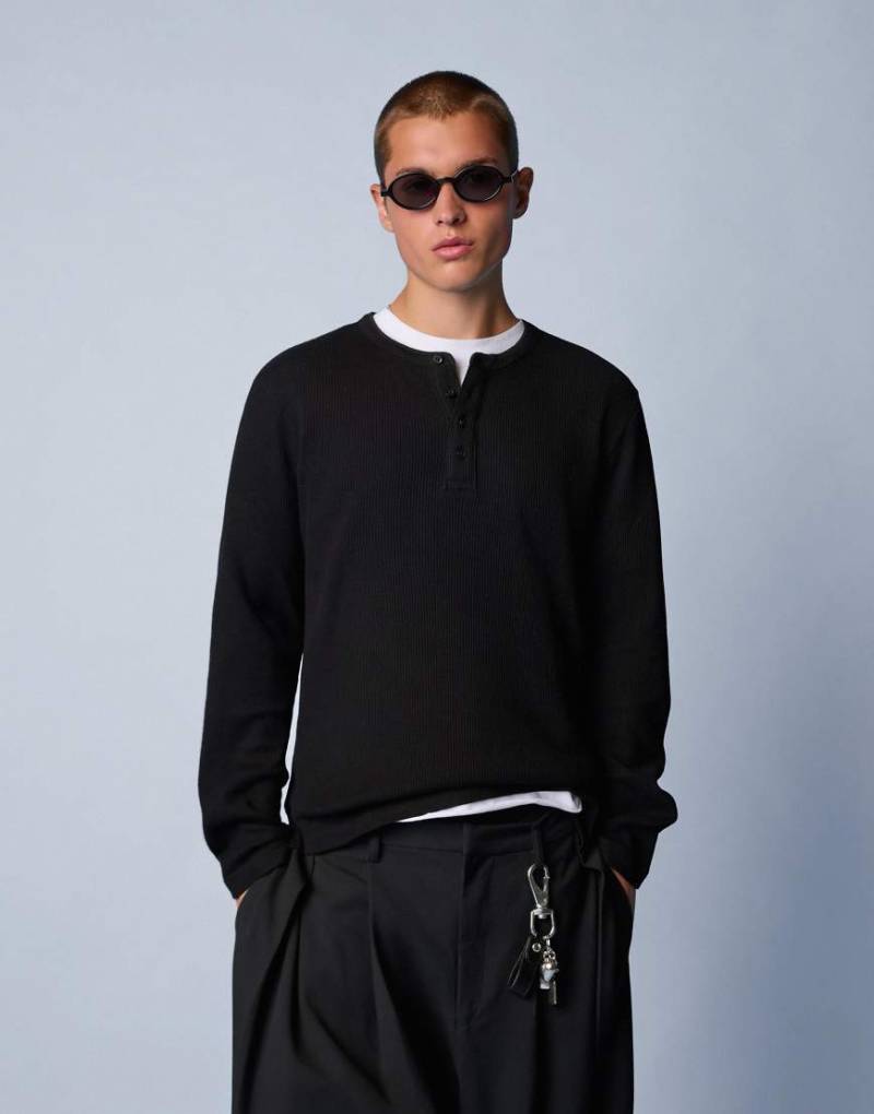 Bershka - Langärmliges Slim-Fit-T-Shirt in Schwarz mit Henley-Kragen von Bershka