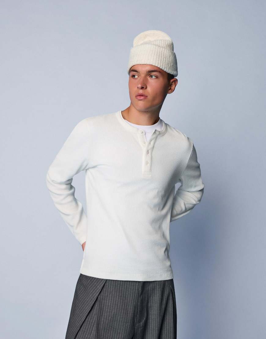 Bershka - Langärmliges Slim-Fit-T-Shirt in Weiß mit Henley-Kragen von Bershka