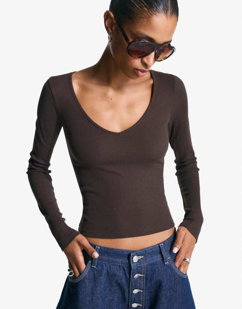 Bershka - Langärmliges T-Shirt in Braun mit V-Ausschnitt-Brown von Bershka