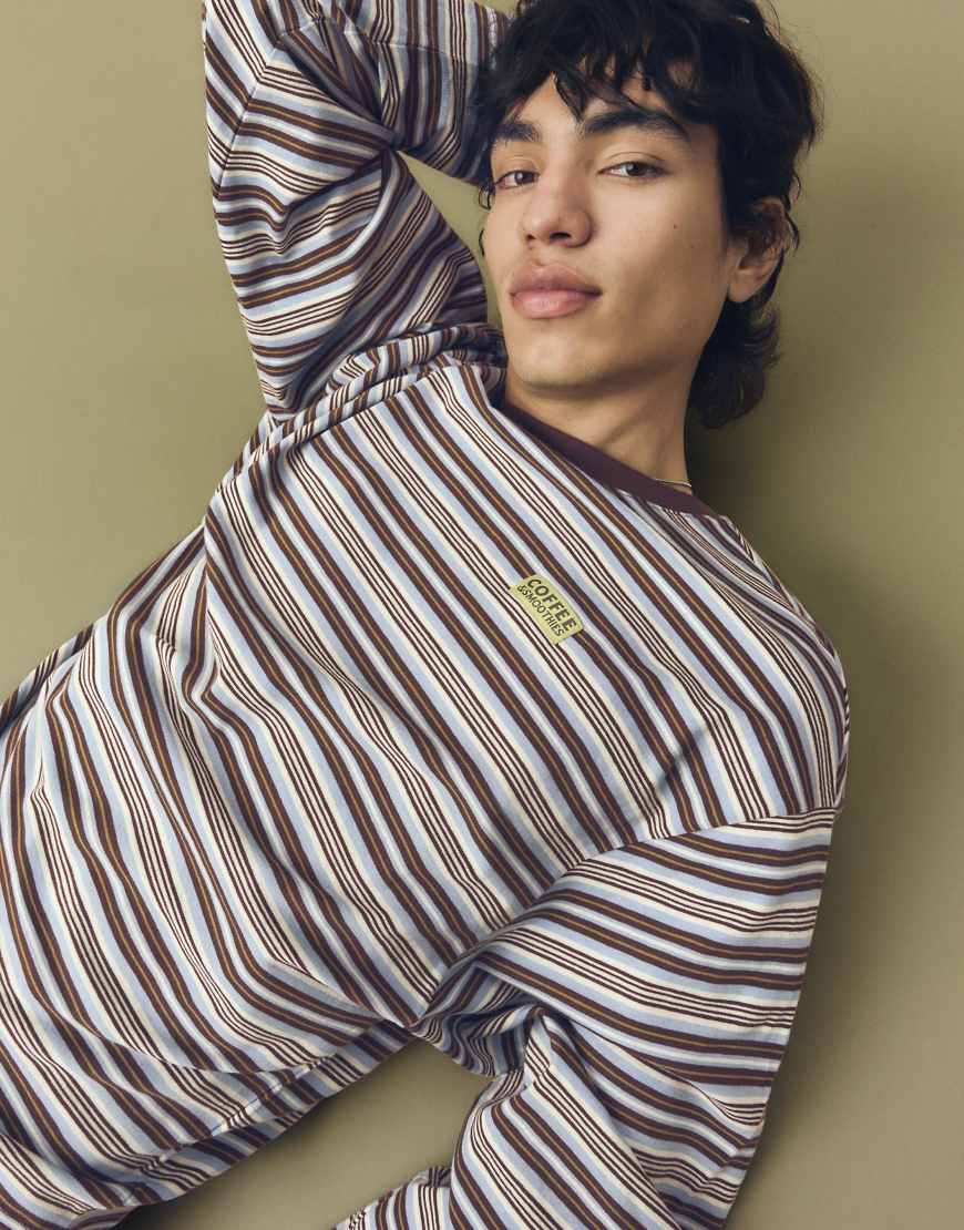 Bershka - Langärmliges T-Shirt in Hellblau mit Retro-Print von Bershka