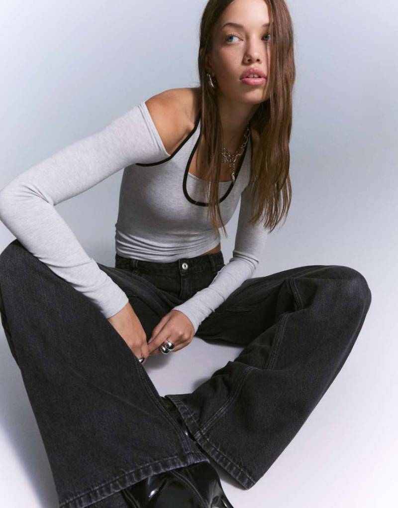 Bershka - Langärmliges T-Shirt in Hellgrau mit Neckholder von Bershka