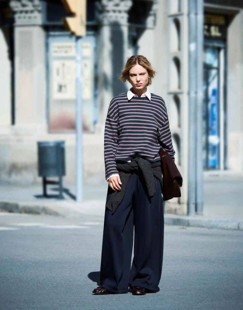 Bershka - Langärmliges T-Shirt in Marineblau mit Print von Bershka