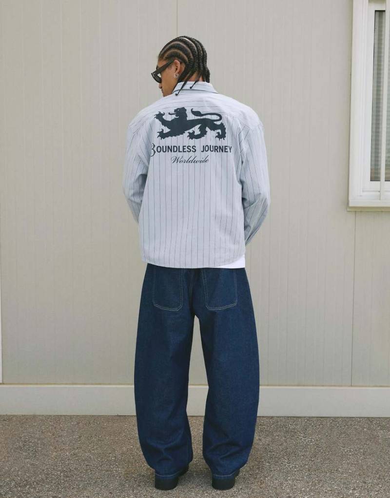 Bershka - Langärmliges kastiges Hemd in Hellblau von Bershka