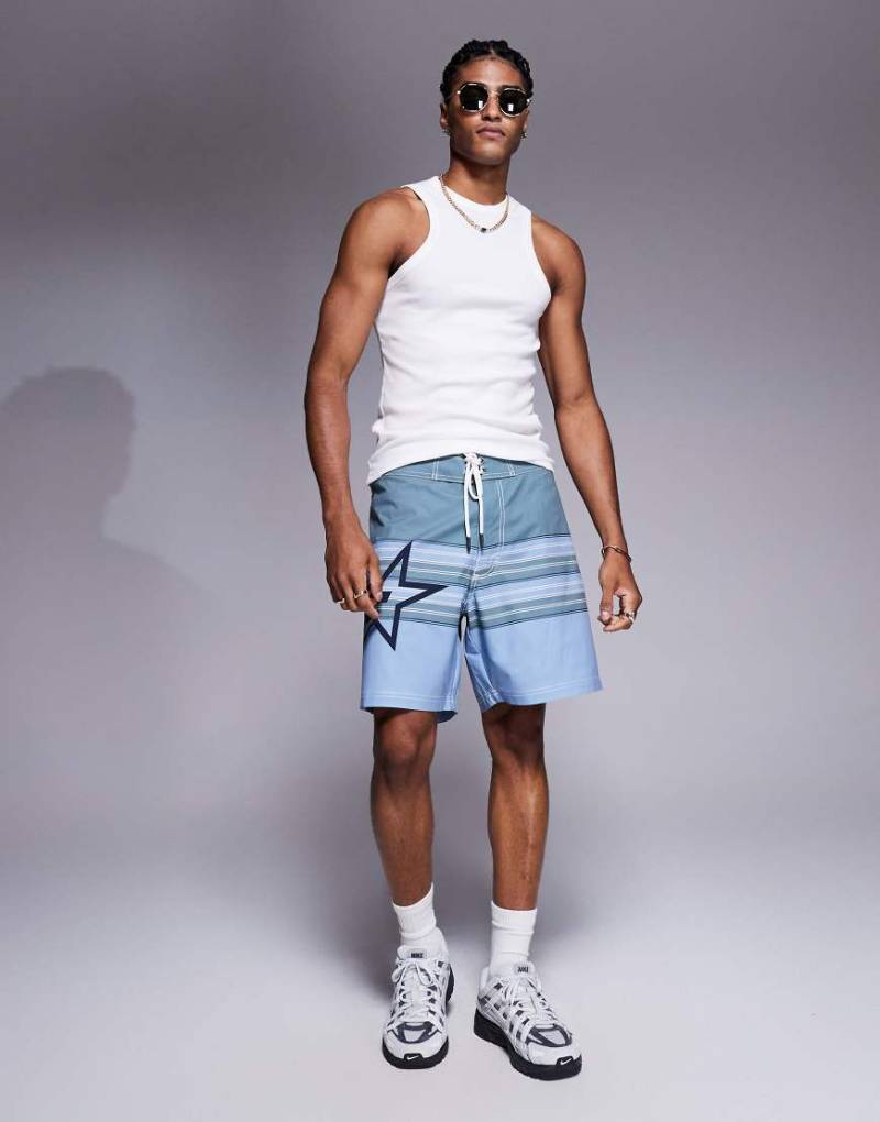 Bershka - Lange Badehose in Grün mit Print von Bershka