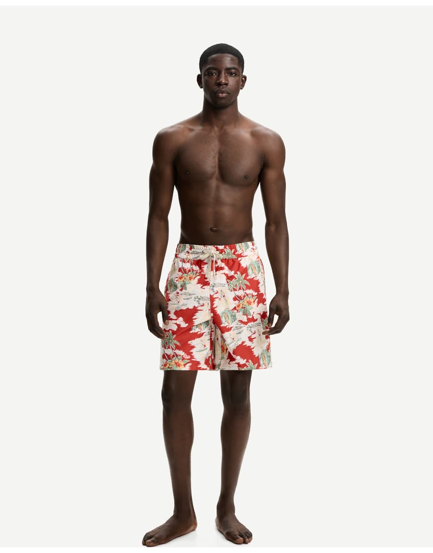Bershka - Lange Badehose mit tropischem Print in Rot von Bershka