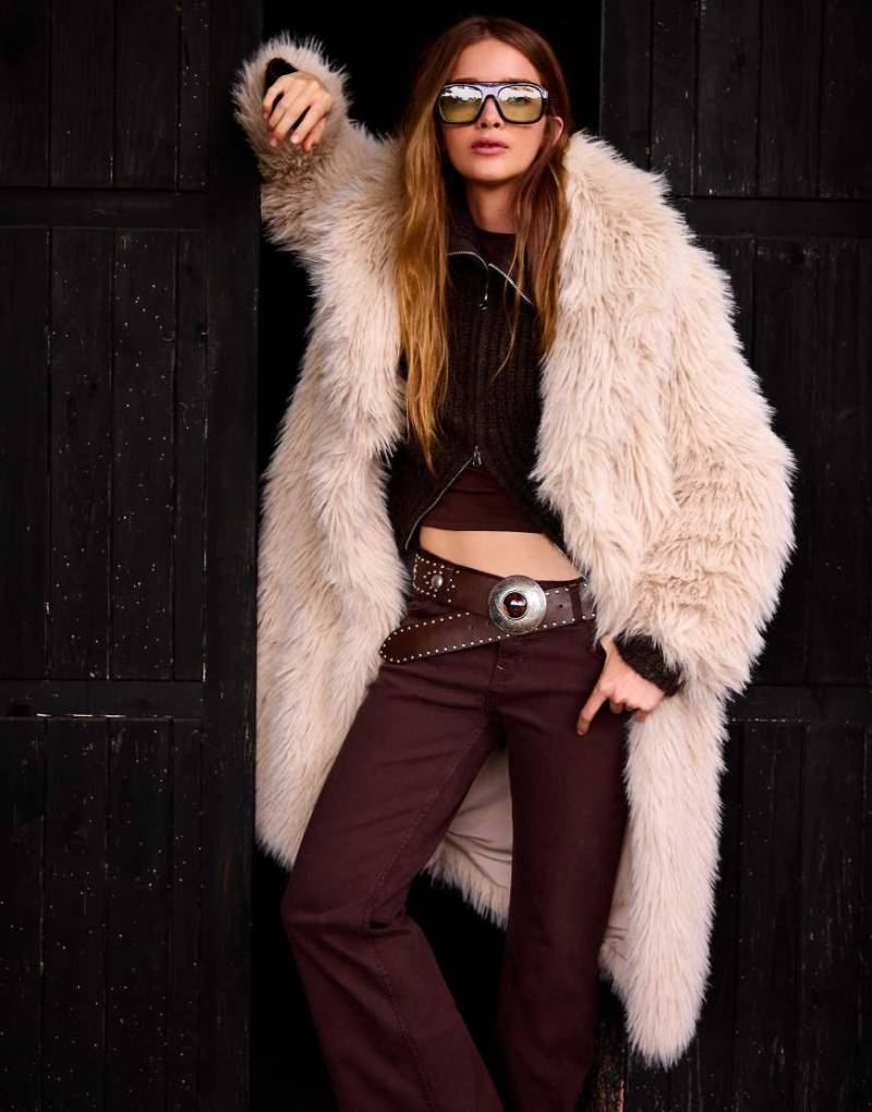 Bershka - Langer Mantel aus Kunstpelz in Beige-Neutral von Bershka