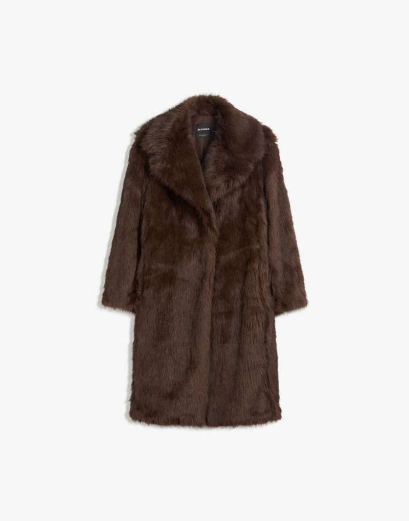 Bershka - Langer Mantel aus Kunstpelz in Braun-Brown von Bershka