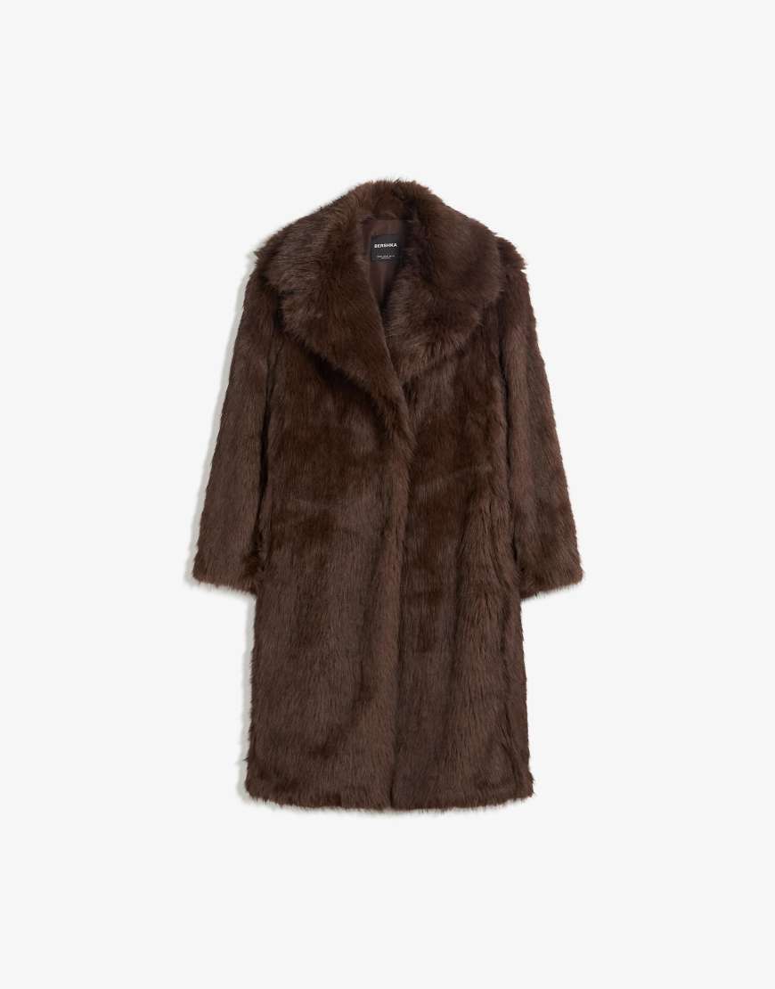 Bershka - Langer Mantel aus Kunstpelz in Braun-Brown von Bershka