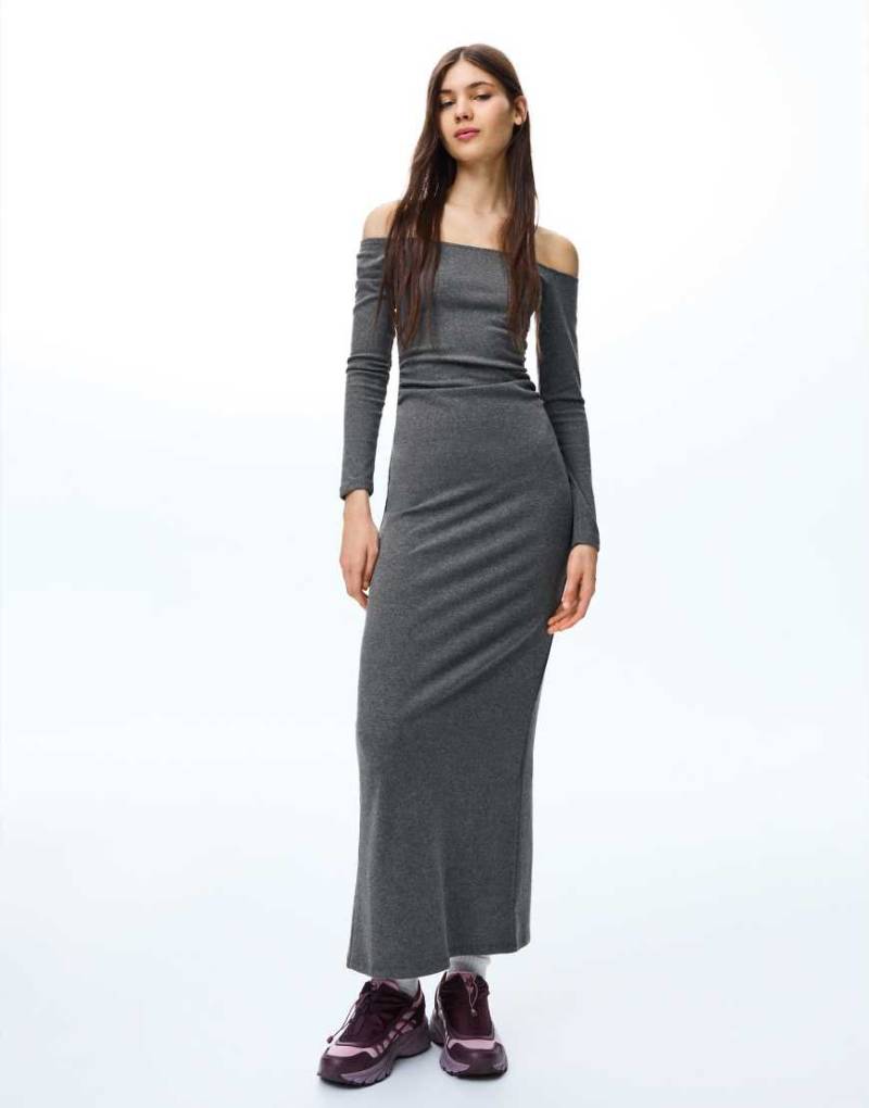 Bershka - Langes weiche Kleid in Hellgrau mit Carmen-Ausschnitt von Bershka