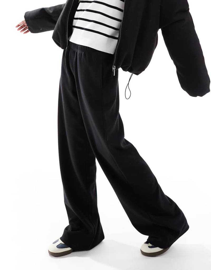 Bershka - Leichte Jogginghose in Schwarz mit weitem Bein von Bershka