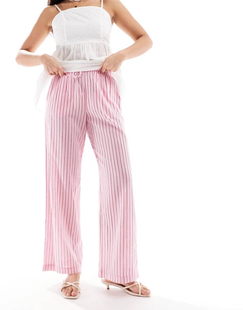 Bershka - Leinenhose in Rosa gestreift mit weitem Schnitt und Bindegürtel von Bershka