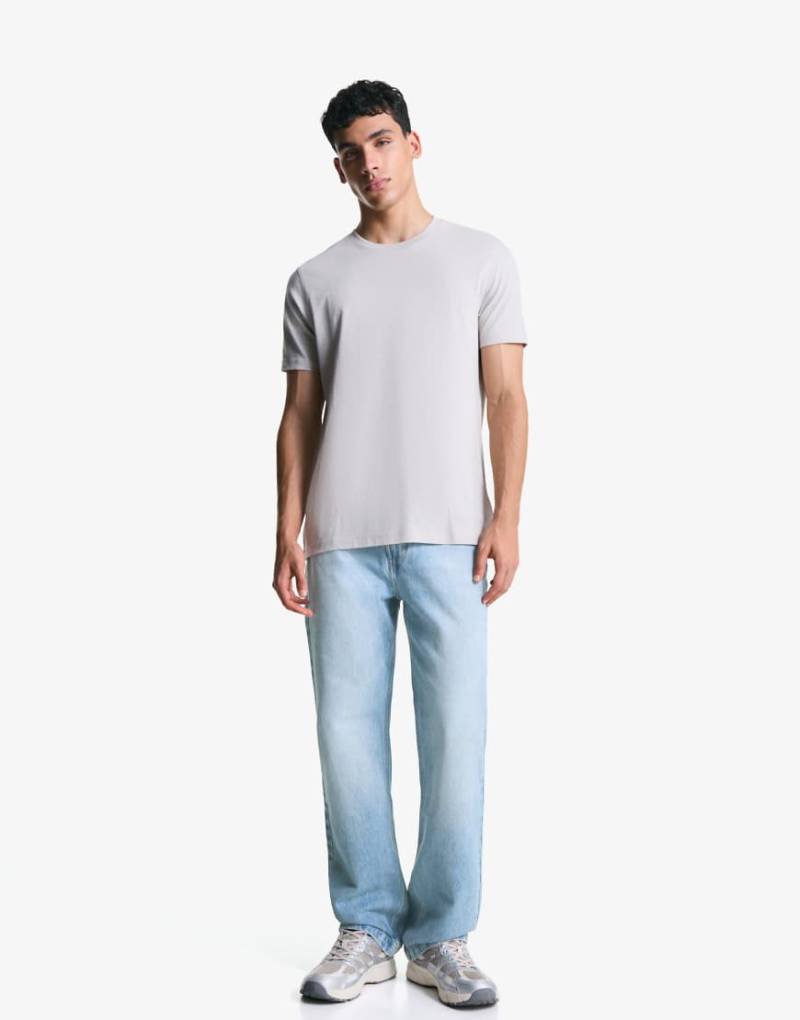 Bershka - Locker geschnittene Jeans in Mittelblau mit geradem Bein Bershka - Locker geschnittene Jeans in Mittelblau mit geradem Bein von Bershka