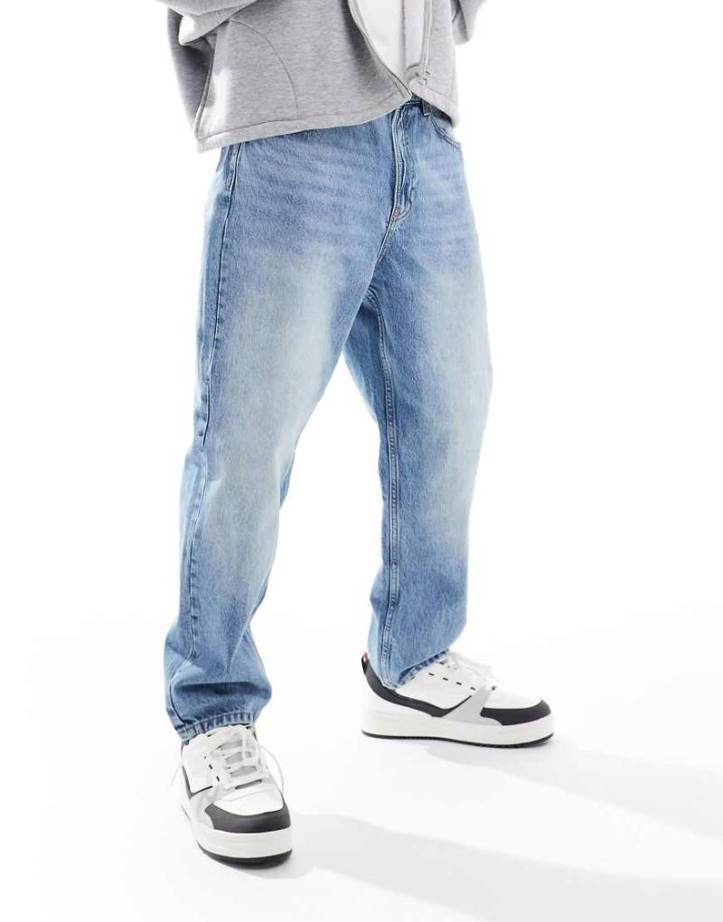 Bershka - Locker geschnittene Jeans in verwaschenem Mittelblau von Bershka