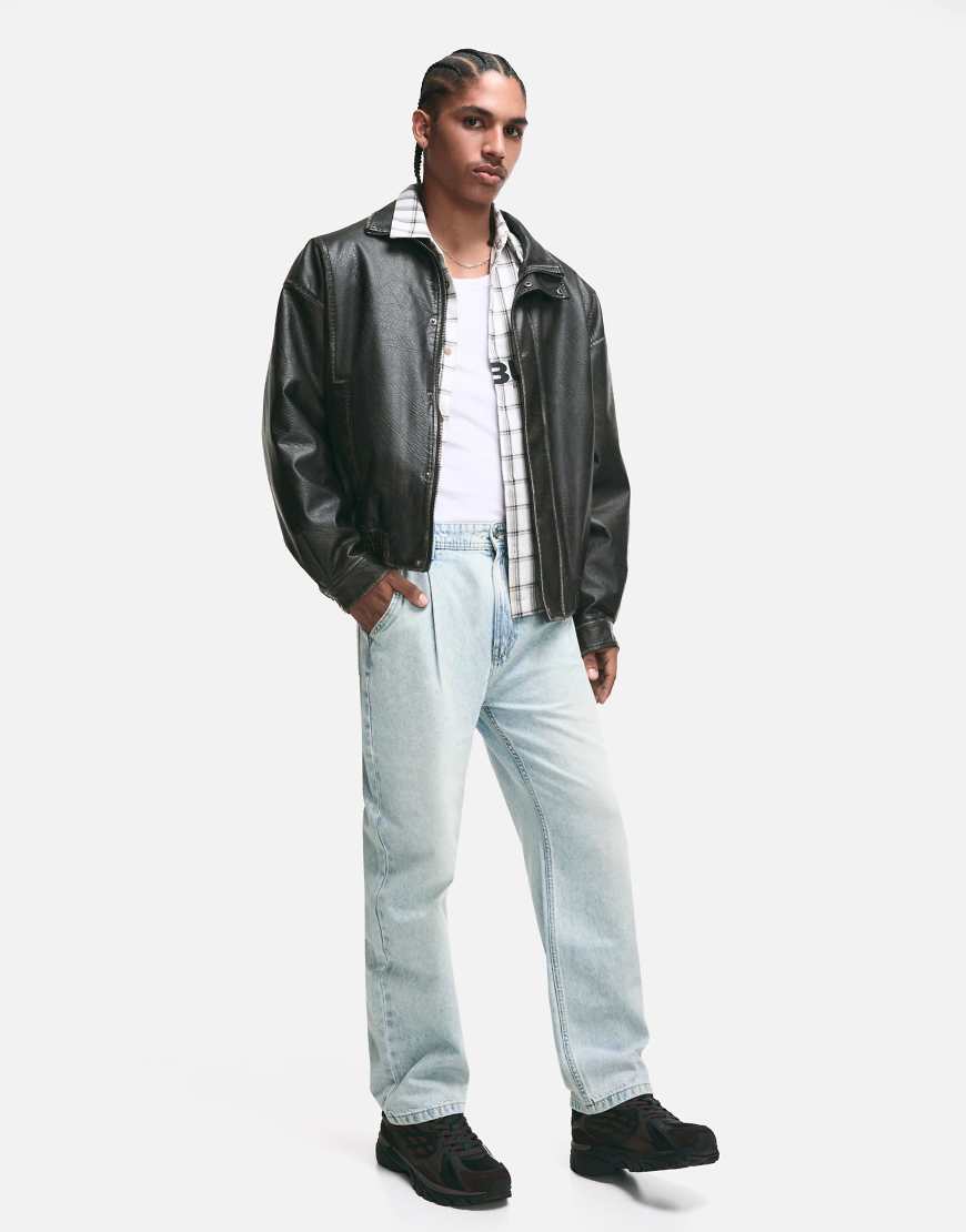 Bershka - Locker sitzende Jeans in Hellblau Bershka - Locker sitzende Jeans in Hellblau von Bershka