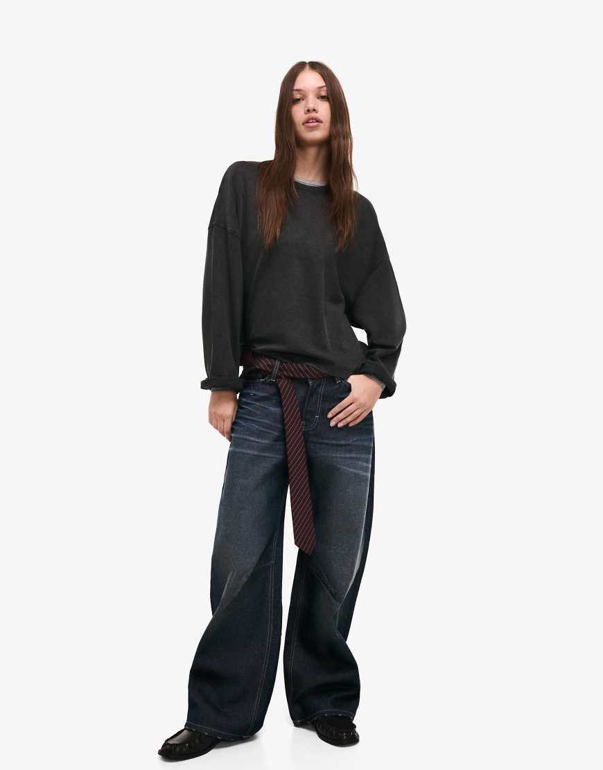 Bershka - Lockere Jeans in Blau mit niedrigem Bund Bershka - Lockere Jeans in Blau mit niedrigem Bund von Bershka