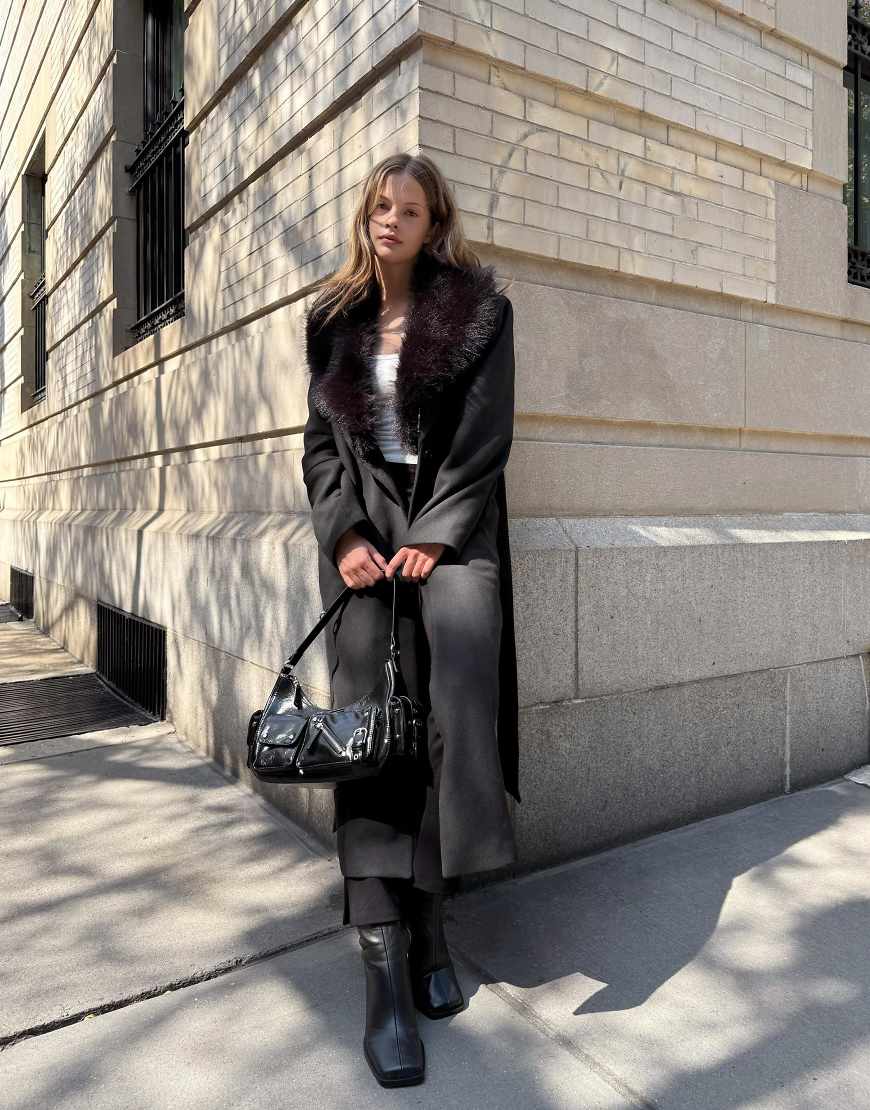 Bershka - Mantel in Schwarz mit abnehmbarem Kunstpelzkragen von Bershka