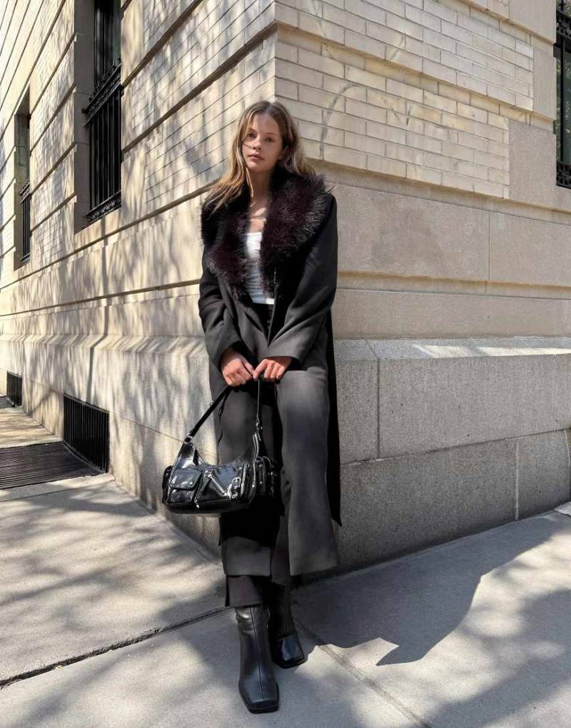 Bershka - Mantel in Schwarz mit abnehmbarem Kunstpelzkragen von Bershka