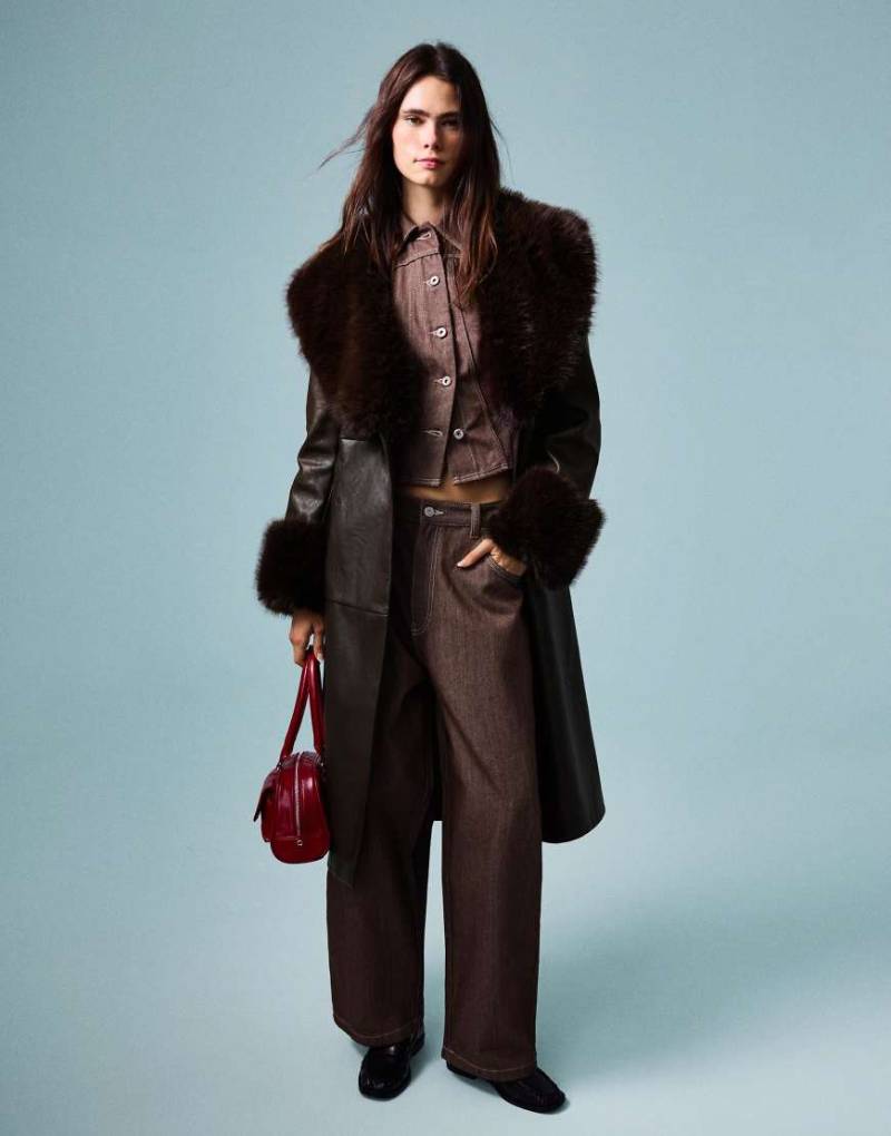 Bershka - Mantel in brauner Lederoptik mit kontrastierendem Kunstpelzbesatz-Brown von Bershka