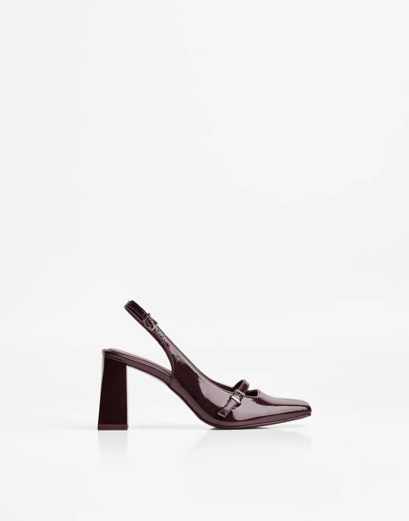 Bershka - Mary-Jane-Schuhe in Burgunderrot mit Fersenriemchen und Blockabsatz von Bershka