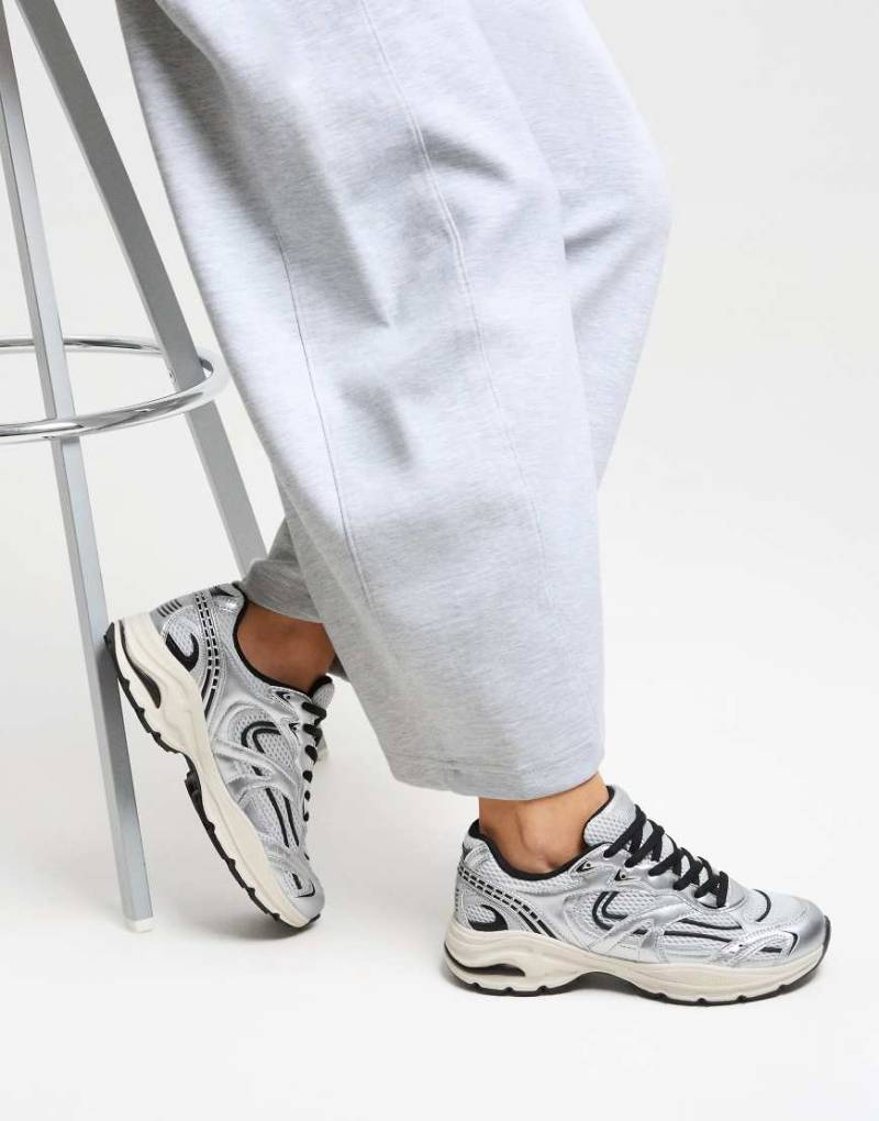 Bershka - Mehrteilige Sneaker in Silber Bershka - Mehrteilige Sneaker in Silber von Bershka