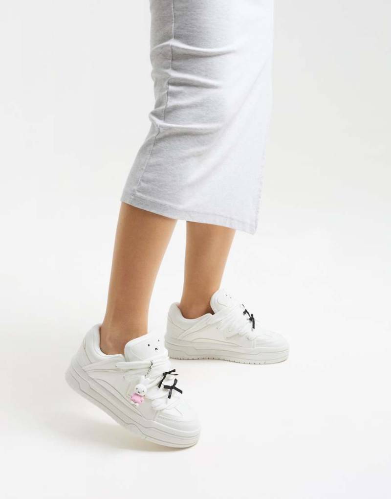 Bershka - Miffy - Skater-Sneaker in Weiß mit dicker Sohle von Bershka