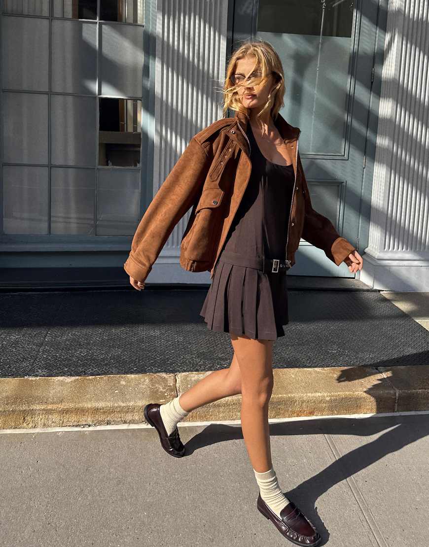 Bershka - Minikleid in Braun mit Gürtel und Neckholder-Brown von Bershka