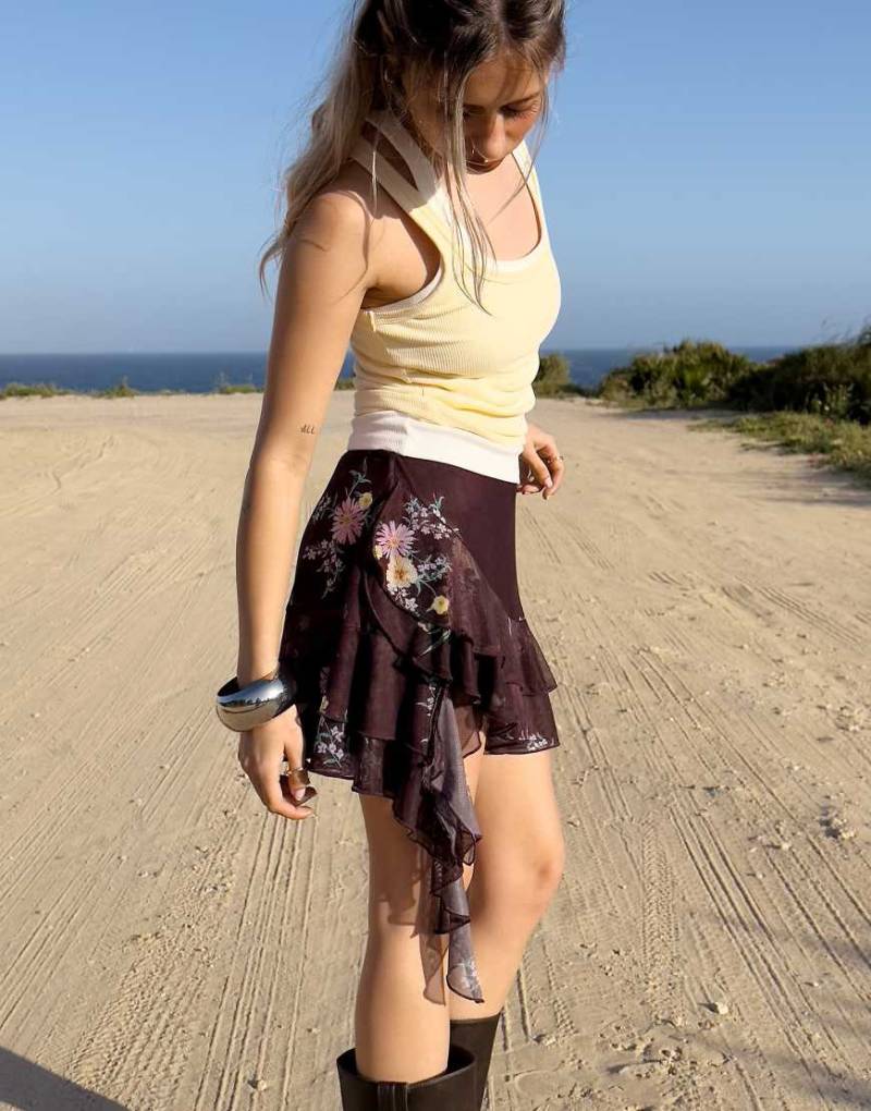 Bershka - Minirock aus Tüll in Burgunderrot mit Muster und Rüschen von Bershka