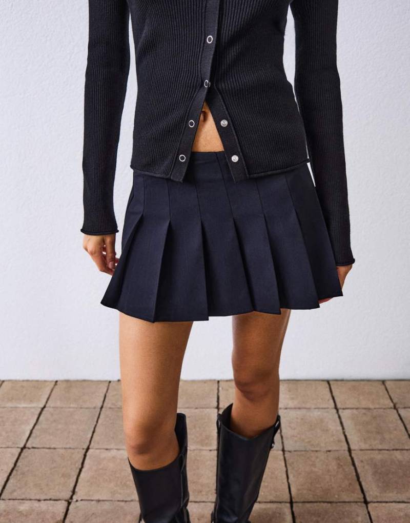 Bershka - Minirock in Schwarz mit Kellerfalten von Bershka