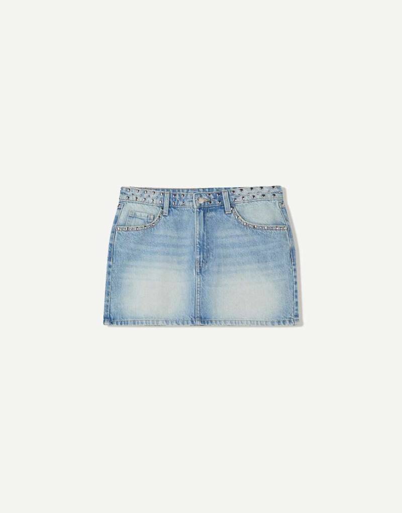 Bershka - Mit Nieten besetzter Jeans-Minirock in Mittelblau von Bershka