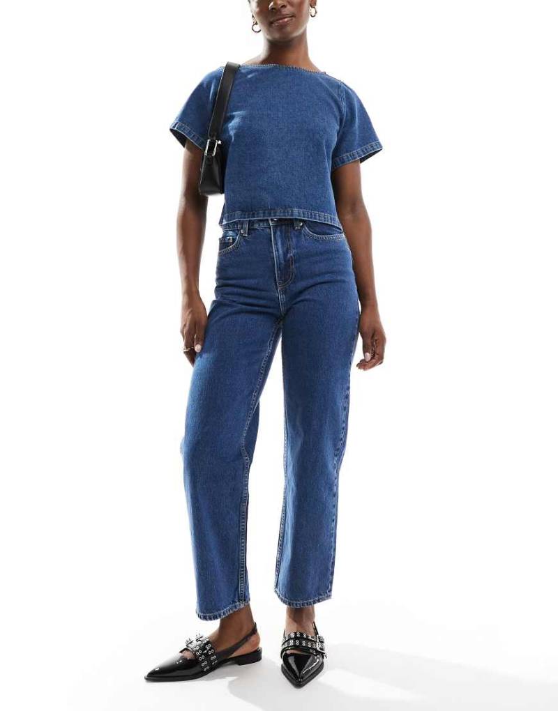 Bershka - Mom-Jeans in authentischem Blau mit bequemem Schnitt von Bershka