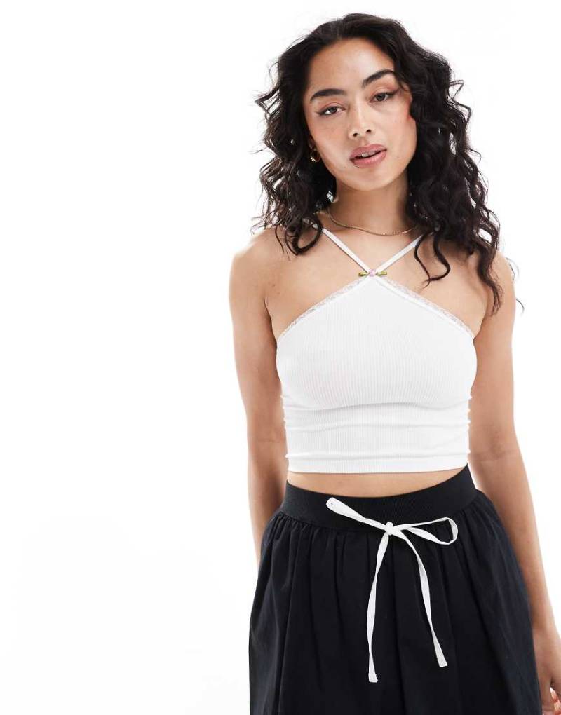 Bershka - Neckholder-Oberteil in Ecru mit Spitzenborte-Neutral von Bershka