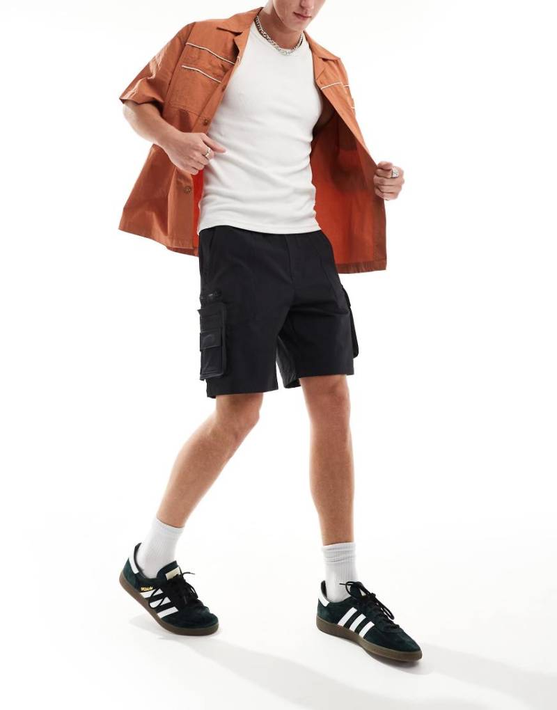 Bershka - Nylon-Shorts in Schwarz mit Cargotaschen von Bershka