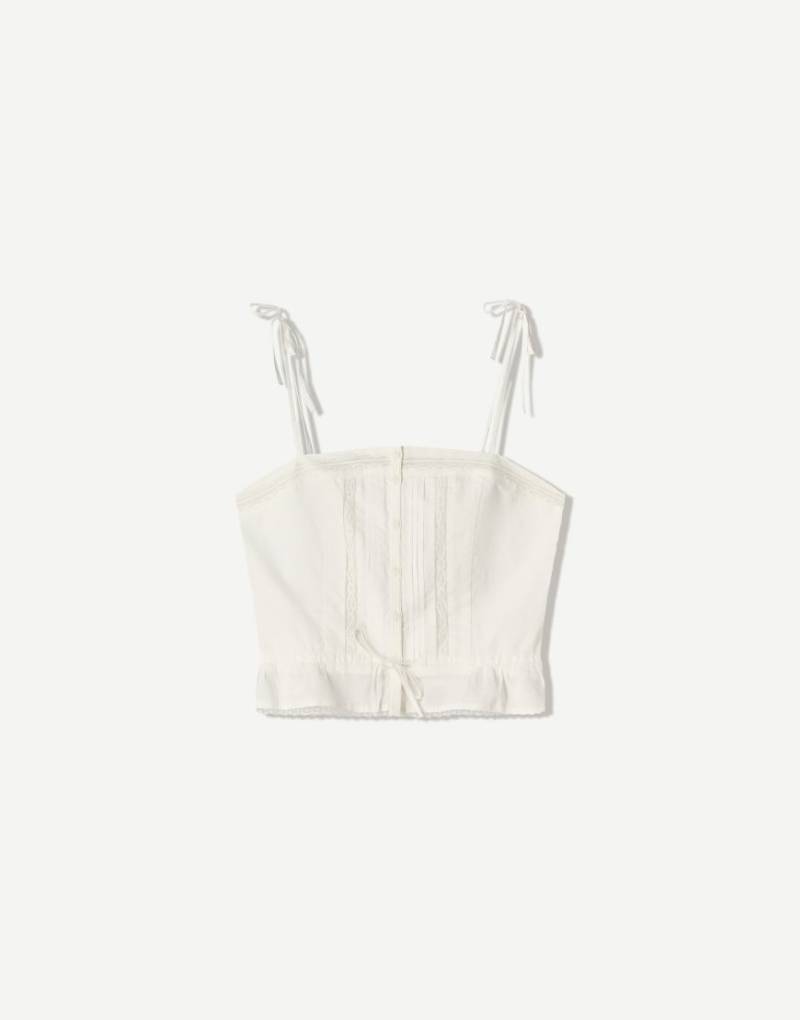 Bershka - Oberteil aus Spitze in Weiß mit Riemchenträgern und Bindedetails von Bershka