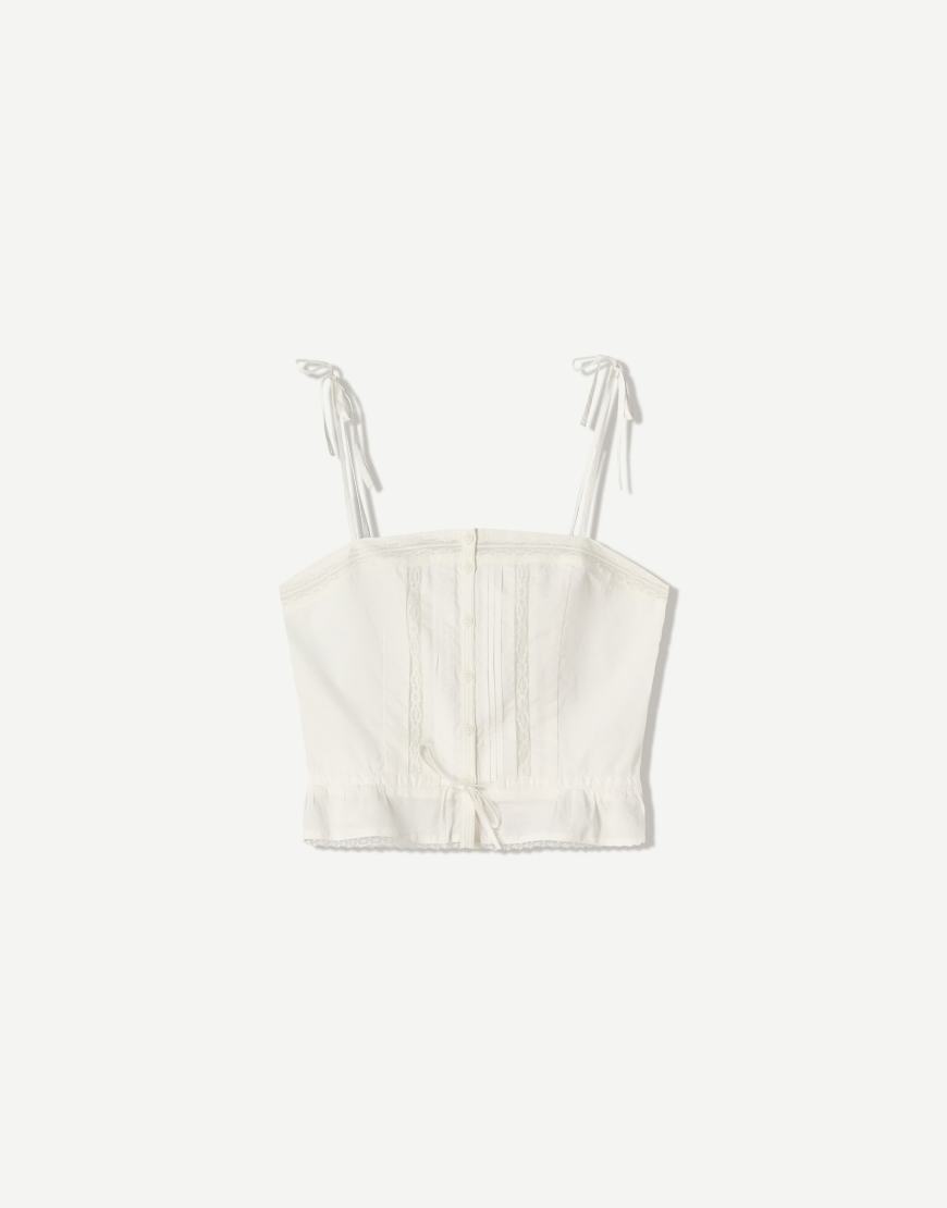 Bershka - Oberteil aus Spitze in Weiß mit Riemchenträgern und Bindedetails von Bershka