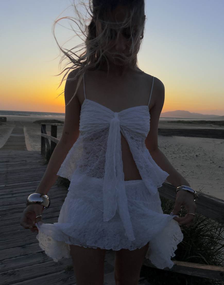 Bershka - Oberteil aus Spitze in Weiß mit schmalen Trägern von Bershka