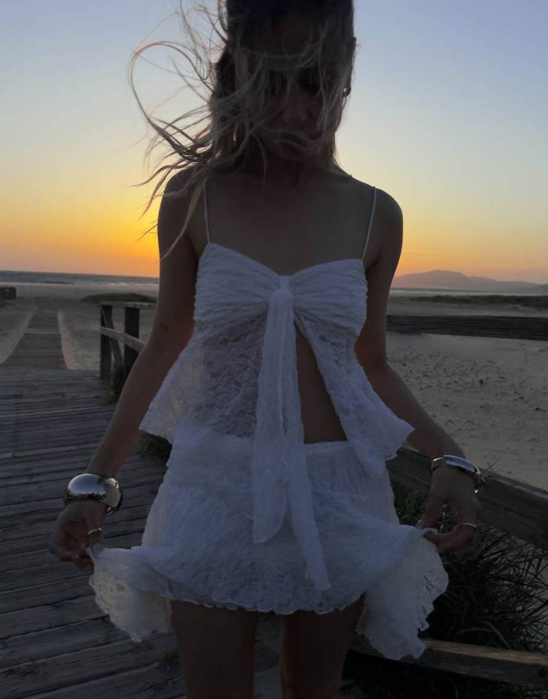 Bershka - Oberteil aus Spitze in Weiß mit schmalen Trägern von Bershka