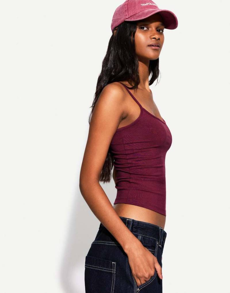 Bershka - Oberteil in Burgunderrot mit Riemchenträgern von Bershka