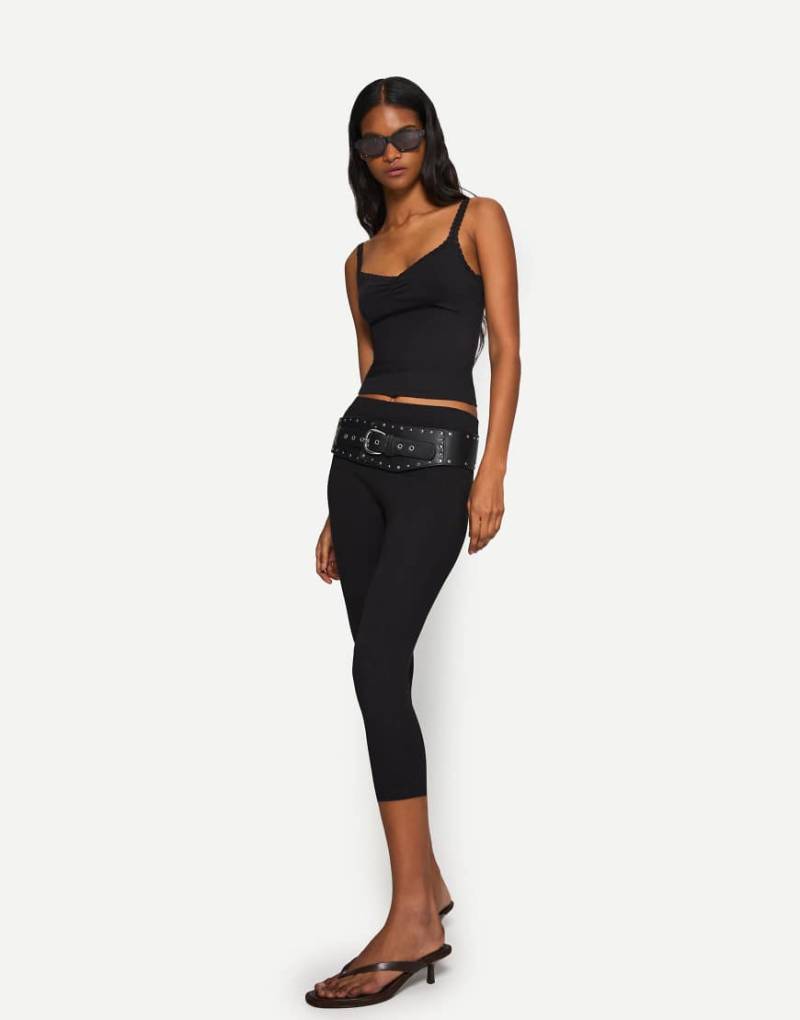 Bershka - Oberteil in Schwarz mit Spitze und schmalen Trägern von Bershka