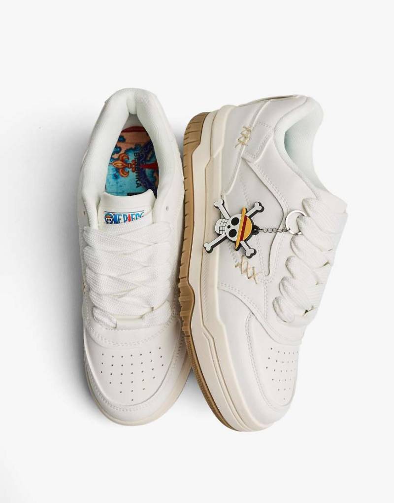 Bershka - One Piece - Skater-Sneaker in Weiß mit Anhänger von Bershka