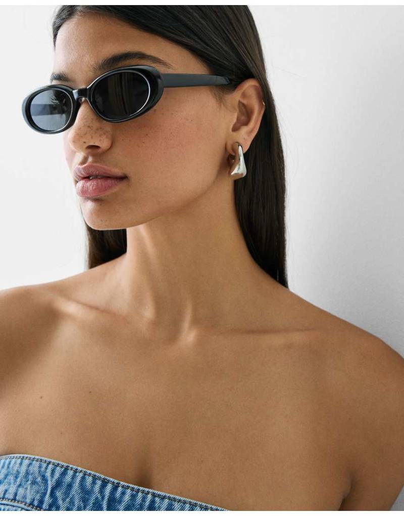 Bershka - Ovale Sonnenbrille aus Kunstharz in Schwarz von Bershka
