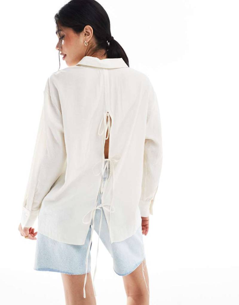 Bershka - Oversize-Hemdbluse in Ecru mit Knitterstruktur und gebundener Rückseite-Neutral von Bershka