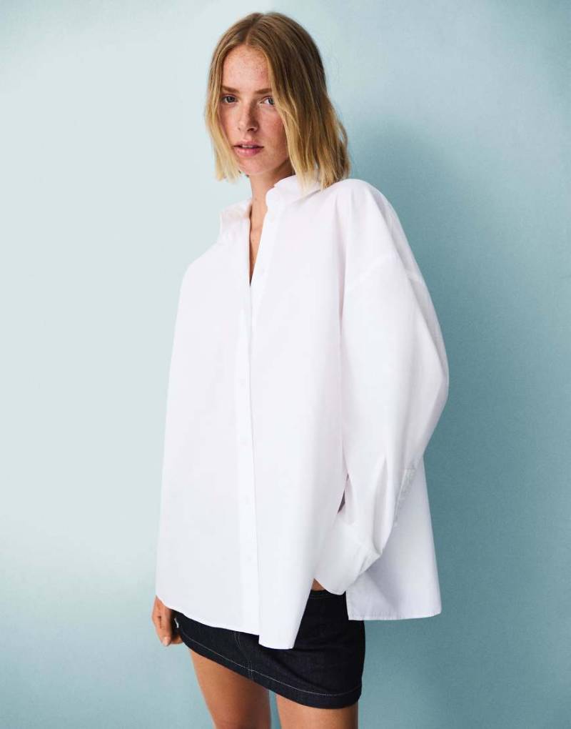 Bershka - Oversize-Hemdbluse in Weiß Bershka - Oversize-Hemdbluse in Weiß von Bershka