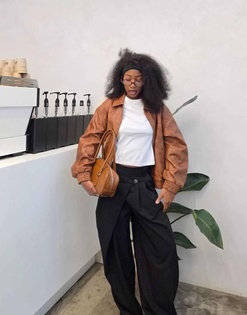 Bershka - Oversize-Jacke aus Kunstleder in Beige-Brown Bershka - Oversize-Jacke aus Kunstleder in Beige-Brown von Bershka