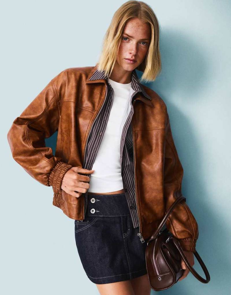 Bershka - Oversize-Jacke aus Kunstleder in Beige-Brown Bershka - Oversize-Jacke aus Kunstleder in Beige-Brown von Bershka