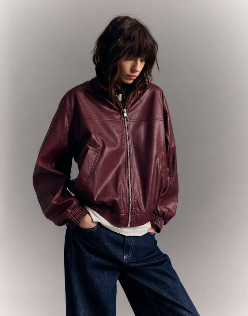 Bershka - Oversize-Jacke in Burgunderrot aus Kunstleder von Bershka