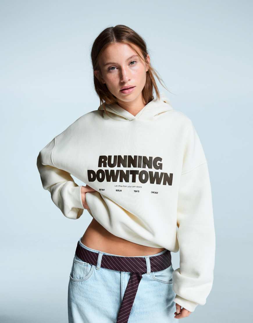 Bershka - Oversize-Kapuzenpullover in Ecru mit Aufdruck-Weiß von Bershka