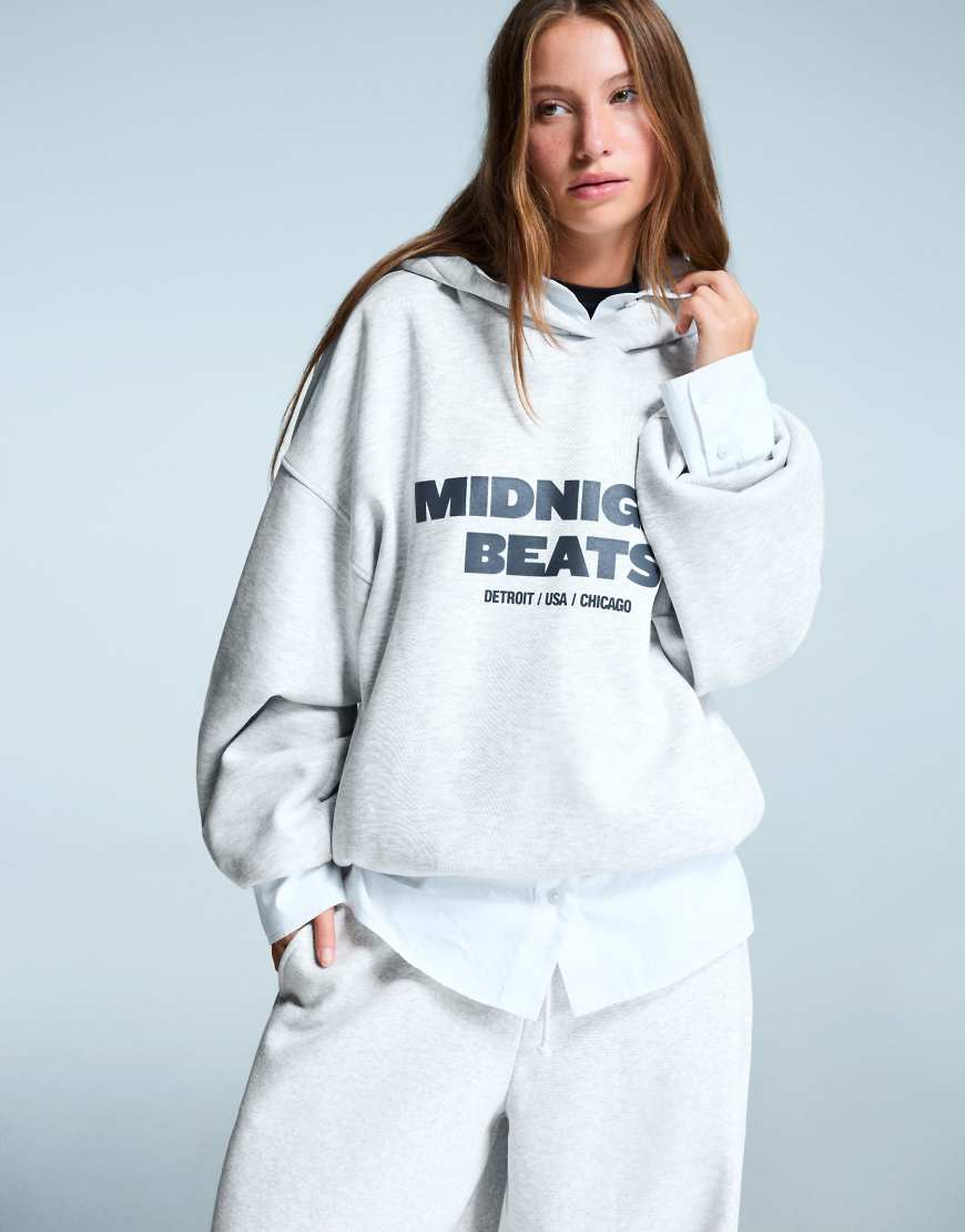 Bershka - Oversize-Kapuzenpullover in Hellgrau mit Aufdruck von Bershka